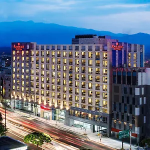 Ramada By Wyndham Hall מלון